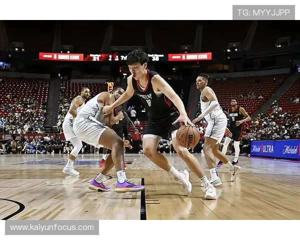 篮球联赛激烈对决惊现绝杀球员力助球队逆转胜利